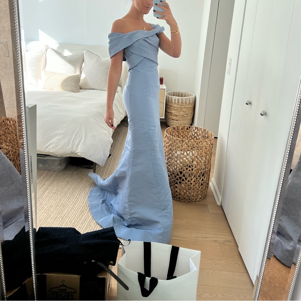 Oscar De La Renta Elegant Off-Shoulder Blue Evening Gown